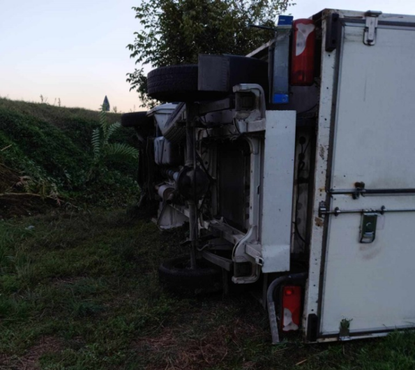 Furgone esce di strada a Basaluzzo e si ribalta su un lato: nessuna conseguenza per l’autista